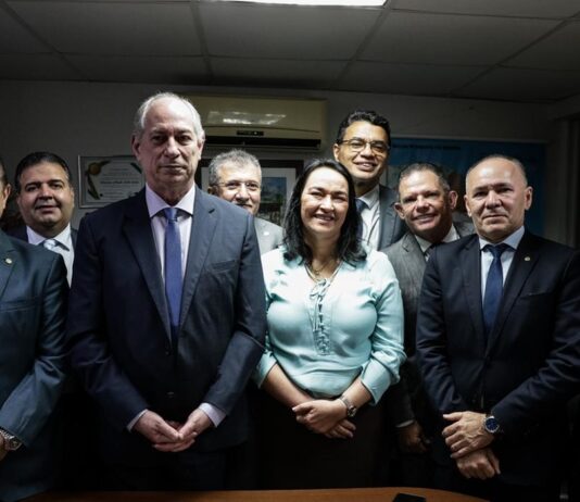 Após café com Ciro, cresce apoio à pré-candidatura do ex-governador entre nomes da oposição na Alece