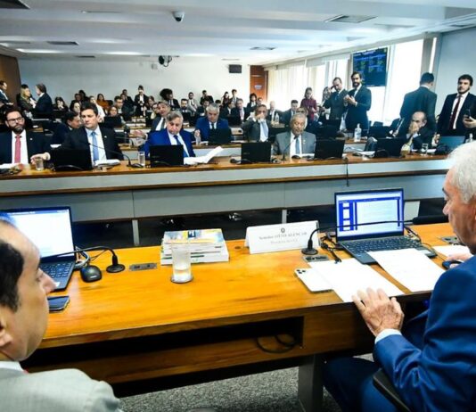 CCJ do Senado aprova fim da reeleição e propõe mandato de cinco anos.