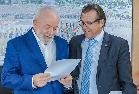 Portaria do governo Lula determina que sindicato poderá “decidir” se comércio abre nos feriados.