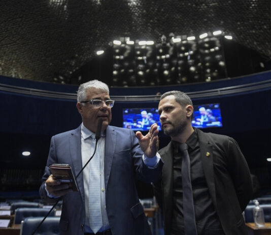 Senado aprova reajuste de salário de funcionários federais com impacto de R$ 73 bilhões, sen. Eduardo Girão votou contra.