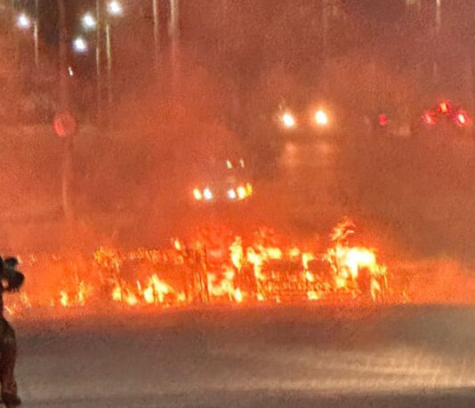 Família e moradores queimam colchões na Vila do Mar em ‘protesto’ por morte de influenciadoras