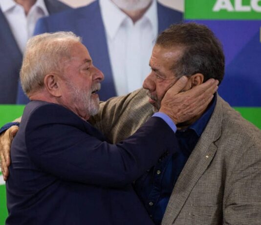 Carlos Luppi pede demissão após escândalo do INSS e se torna a 11ª troca de ministro no governo Lula.