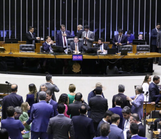 Câmara aprova reajuste de funcionários públicos; impacto será de R$ 18 bilhões