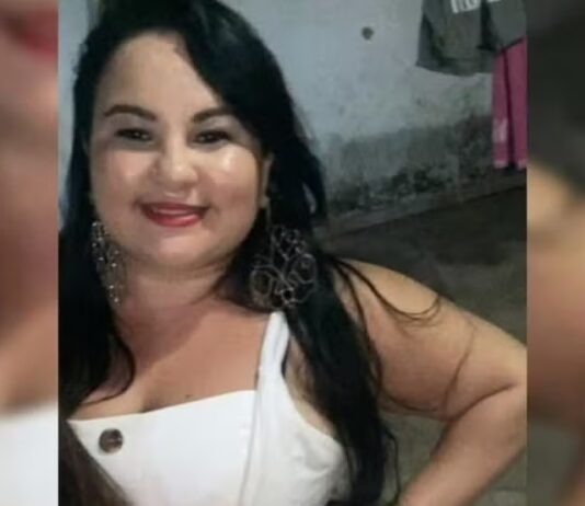 Mulher é morta a tiros na própria casa no interior do Ceará e tem faca cravada no rosto
