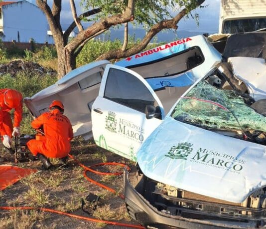 Quatro pessoas morrem em acidente entre ambulância e caminhão, no Interior do Ceará