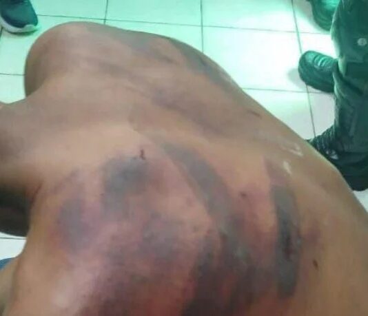 Estudante é torturado por integrantes de facção após sair da escola por desenhos em caderno.