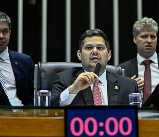 Alcolumbre lê requerimento e dá início à CPI do INSS no Congresso