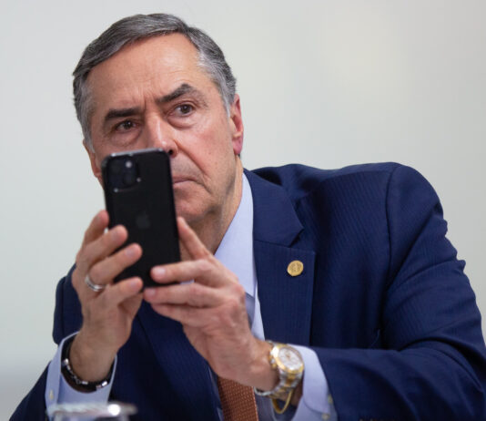 Iniciativa de Barroso de pautar julgamento sobre regulação das redes sociais no STF gera incômodo no governo Trump