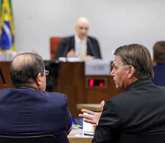 Moraes nega pedido de Bolsonaro para exibir vídeos em interrogatório
