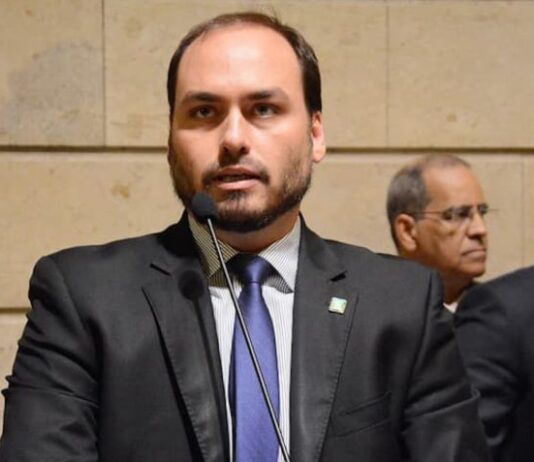 Dois dias após anunciar pretensão de disputar o Senado, Carlos Bolsonaro é indiciado pela PF