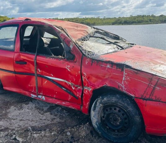 Corpo com mãos amarradas é encontrado em porta-mala de carro que afundou em lagoa na cidade de Barreira