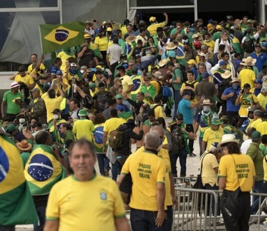 Defensoria Pública desmonta acusação da PGR e pede absolvição de réu por atos do 8 de janeiro.