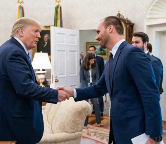 De acordo com colunista Eduardo Bolsonaro é o candidato favorito de Trump para enfrentar Lula em 2026