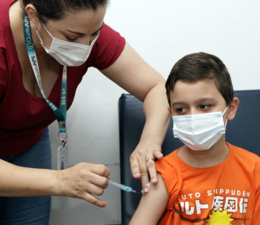 Juiz considera vacina contra covid ‘experimental’ e rejeita punição a pais que não imunizaram filho.