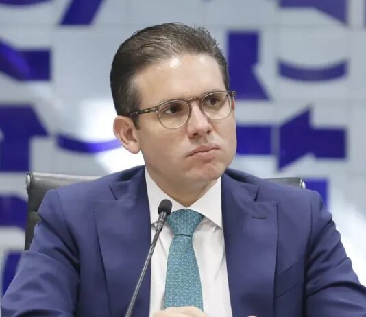 Motta acelera tramitação de projeto que derruba decreto de Lula sobre IOF