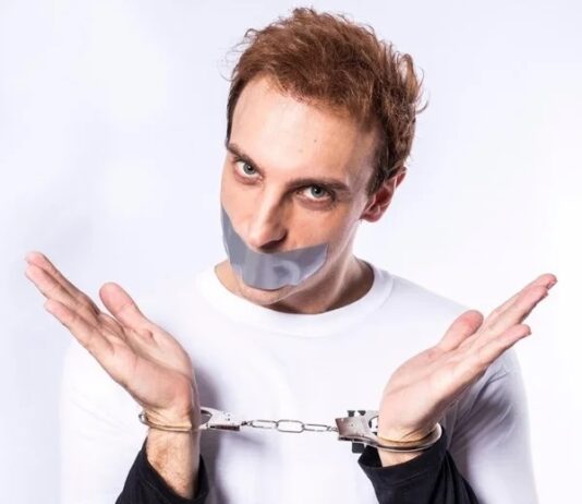 Humoristas Leo Lins é condenado a 8 anos de prisão por piadas em show