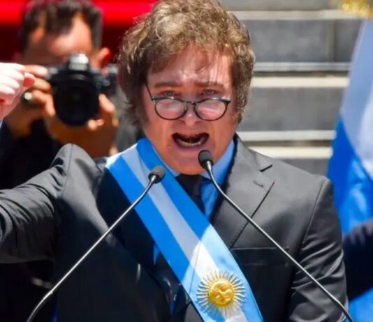 Governo Milei confirma corte de 50 mil cargos públicos; economia é de US$ 2 bilhões ao ano