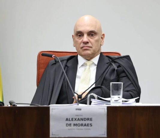 Moraes ordena citação por edital contra Eduardo Bolsonaro e Paulo Figueiredo nos EUA.