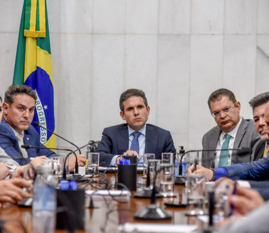 Nova versão da anistia aos envolvidos no 8/1 pode ser pautada em breve, diz Sóstenes