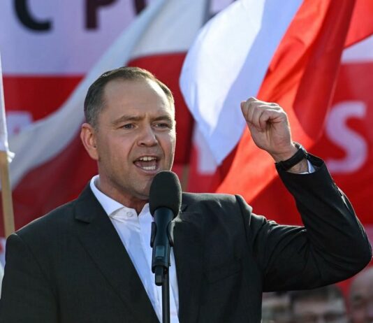 Na Polônia, conservador aliado de Donald Trump vence 2° turno e é eleito presidente.