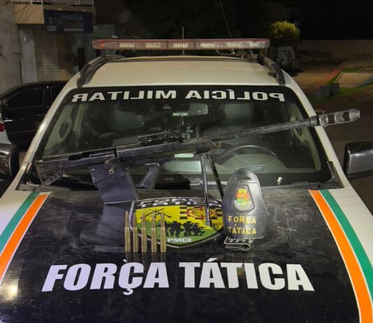 Polícia Militar apreende fuzil usado para perfurar blindagem de tanques no interior do Ceará.