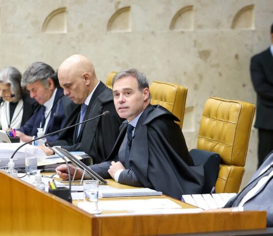 Mendonça vota para proibir remoção ou suspensão de perfis da redes sociais.