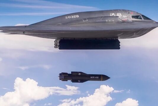 Seis bombardeiros furtivos B-2 decolam dos EUA rumo ao Pacífico; possível alvo seria instalação nuclear iraniana