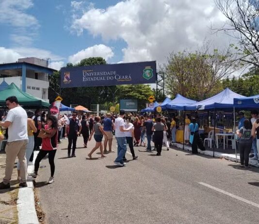 Com apenas 27,5% de jovens estudando, Ceará tem 3ª pior taxa do Brasil em escolarização de 18 a 24 anos