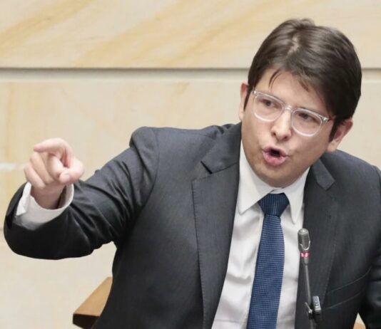 Celular de atirador que tentou matar Miguel Uribe desaparece