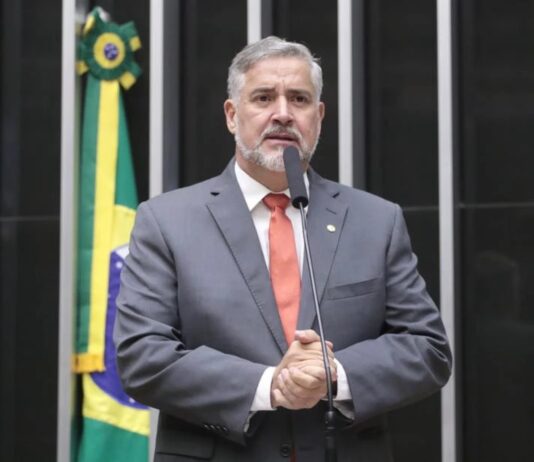 PT envia Paulo Pimenta para ato de solidariedade a Kirchner