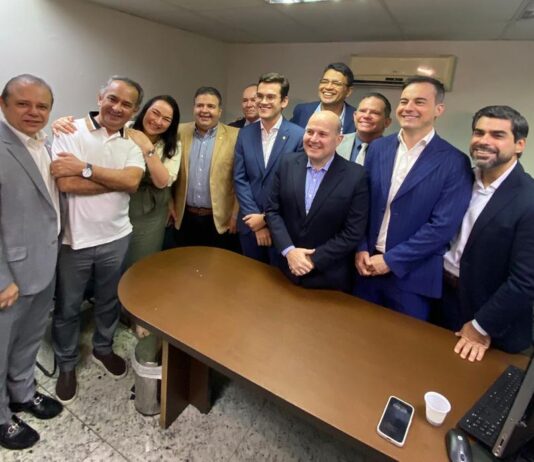 Ao lado de Capitão Wagner e deputados de oposição, Roberto Cláudio confirma filiação ao União Brasil.