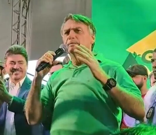 Bolsonaro deixa evento às pressas em Goiás após passar mal