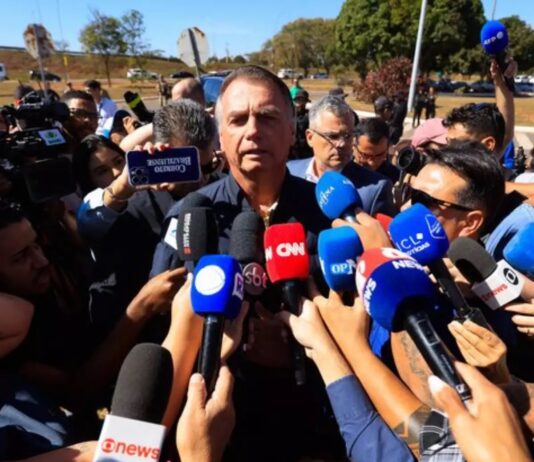 Conteúdo de pen drive apreendido em banheiro de Bolsonaro é irrelevante, diz PF.