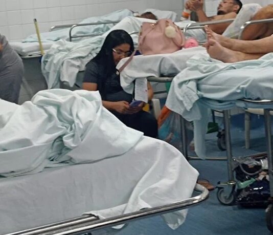 IJF tem lotação e pacientes estão internados em macas nos corredores