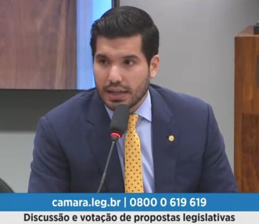 Projeto relatado pelo dep. André Fernandes, que cria cadastro nacional de criminosos cibernéticos, é aprovado em comissão.