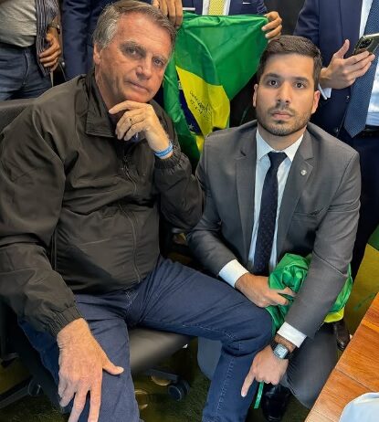 “A maior injustiça da história do Brasil! Prenderam um homem honesto, enquanto um criminoso governa o país”, diz André Fernandes.