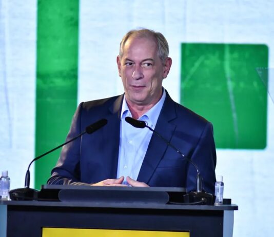 Ciro conversa com presidente do União Brasil e pode se filiar ao partido