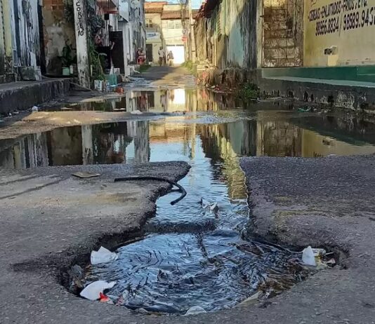 Falta de esgotamento sanitário coloca 3 cidades do Ceará entre as 40 piores em ranking de saneamento