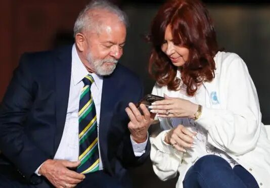 Lula visita Cristina Kirchner em prisão domiciliar na capital argentina