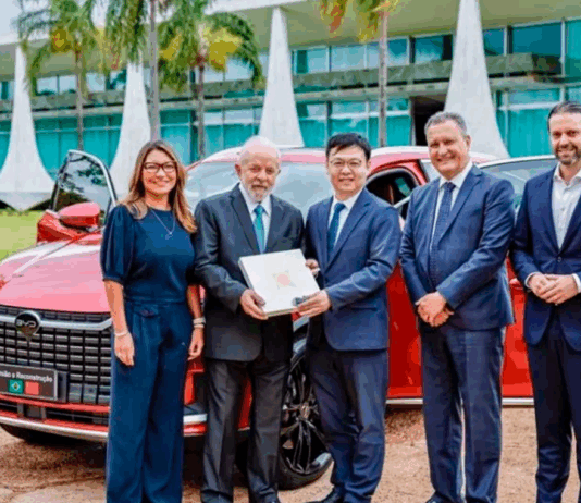 Montadoras avisam Lula que vão demitir mais de 50.000 empregos se vier pacote pró-China.