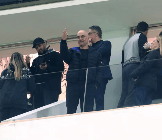 Jornal demite fotógrafo que flagrou gesto obsceno de Moraes em estádio