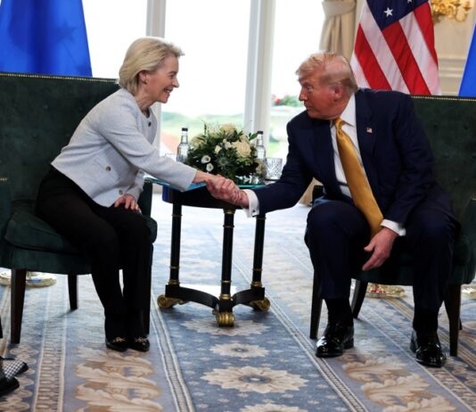 Trump firma acordo com UE e reduz tarifa de 30% para 15%