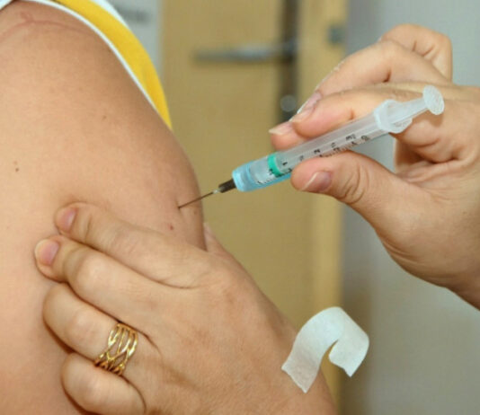 Vacina liberada no Brasil é suspensa para idosos nos EUA e na Europa