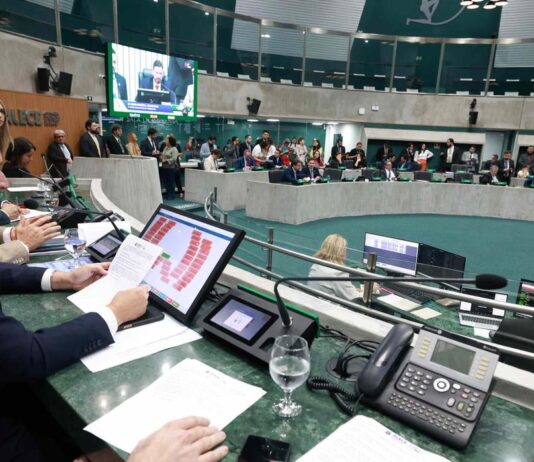 Assembleia Legislativa do Ceará aprova manifesto contra carta de Trump a Lula; oito parlamentares votaram contra.