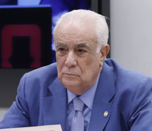 Deputado é expulso do PL após defender Moraes e criticar Trump