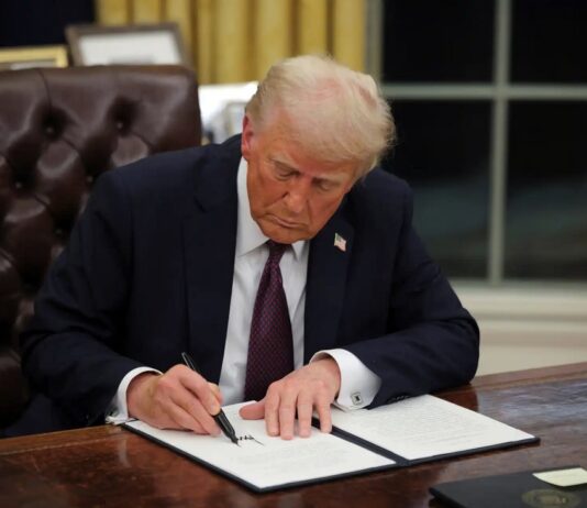 Trump assina decreto que oficializa tarifas de 50% ao Brasil.