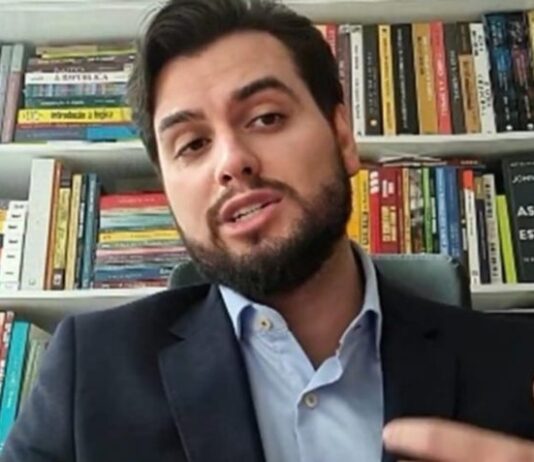 Policial federal quer novo inquérito contra advogados e jornalistas que criticaram prisão de filipe martins