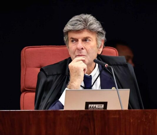 Jornal americano diz que Fux expôs “flagrante falta de provas” contra Bolsonaro.