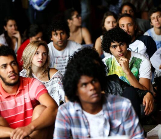 Jovem brasileiro deixa a esquerda ao ficar mais velho, diz pesquisa