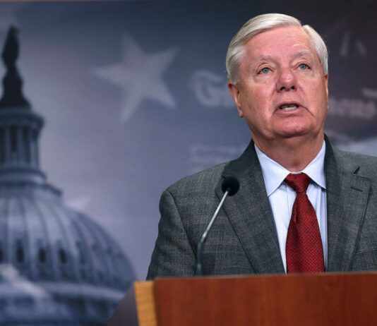 Senador diz que EUA “esmagarão” economia do Brasil se país continuar comprando petróleo russo